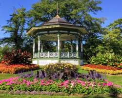 It is an ideal location for photo shoots for weddings as well as prom.